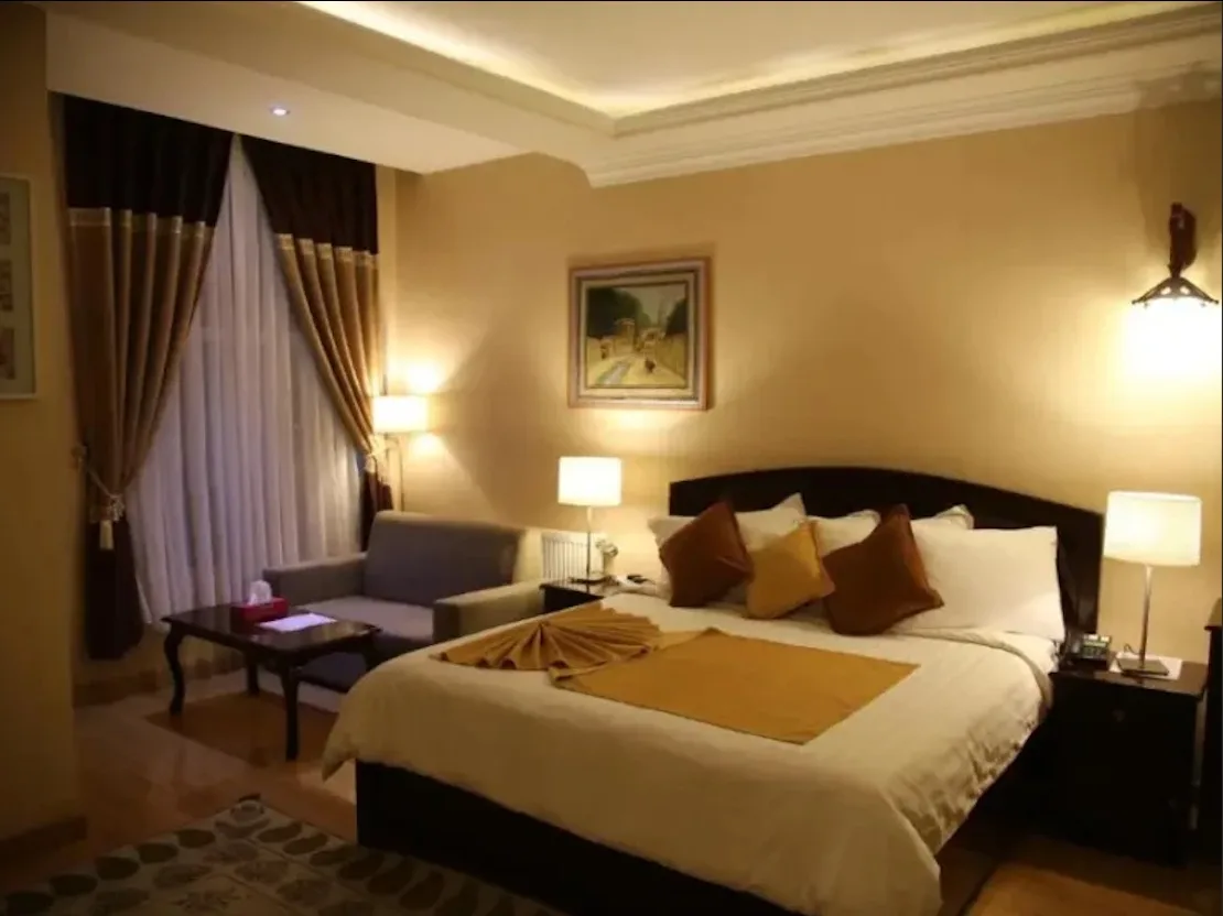 Gholghola Hotel room